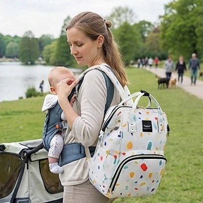 Sac a langer bebe blanc maman avec bébé au parc