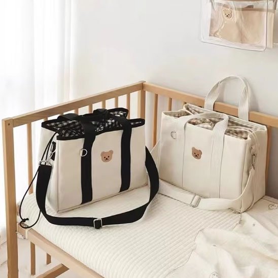 Sac à langer noir et sac beige