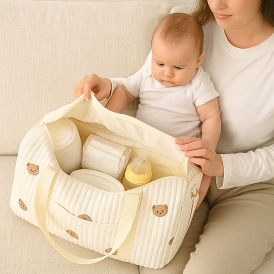 maman assise avec bebe interieur sac a langer bebe