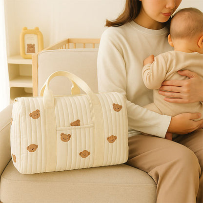 maman assise avec bebe sac a langer bebe