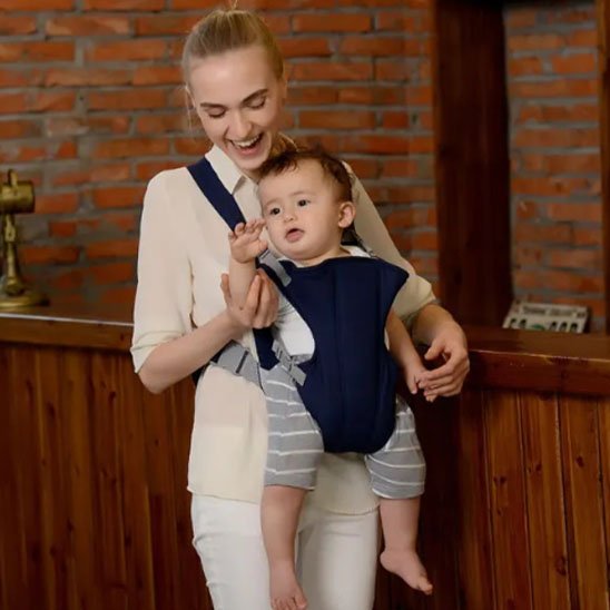 Porte bébé bleu devant maman bebe face nous