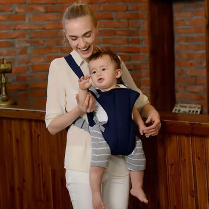 Porte bébé bleu devant maman bebe face nous