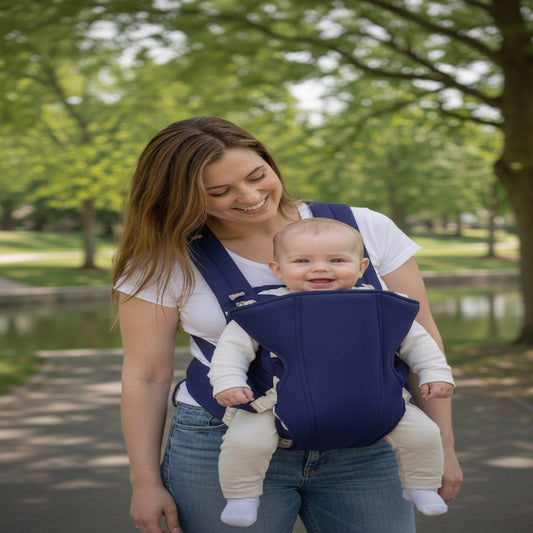 Porte bebe bleu foncé avec maman portant bébé blottit contre elle au parc