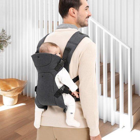 Porte bébé derrière papa