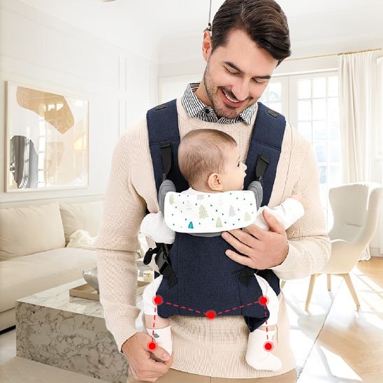 Porte bébé devant papa regarde bebe