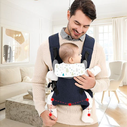 Porte bébé devant papa regarde bebe