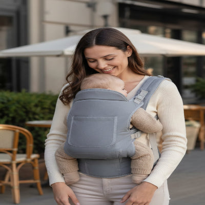 Porte bébé gris avec bébé tout collé contre maman au restaurent