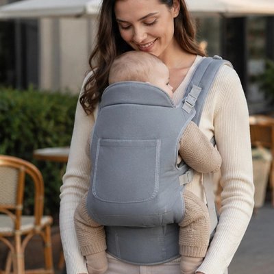 Porte bébé gris maman avec bébé au restaurent