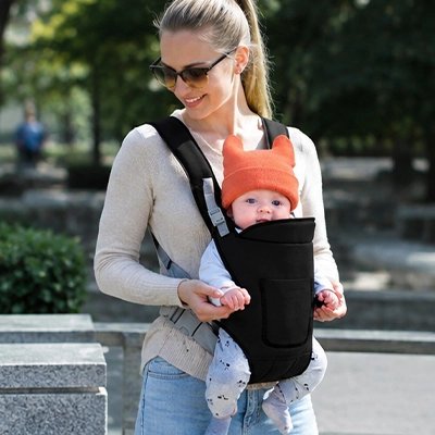 Porte bébé noir maman avec bébé au parc
