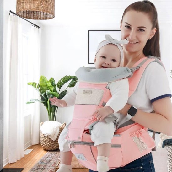 Porte bebe rose devant maman bebe