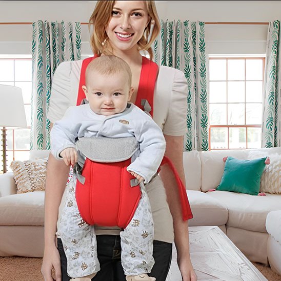 Porte bébé rouge devant maman bebe