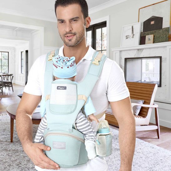 Porte bebe vert devant papa poupée