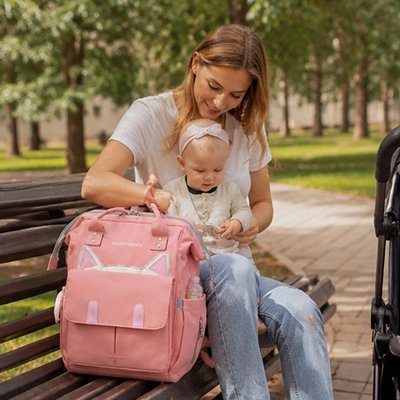Sac a dos a langer rose maman assis au parc bébé