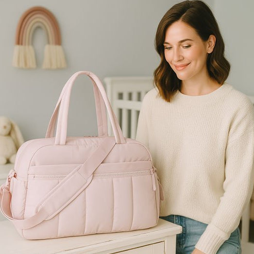 Sac a langer avec maman regarde le sac cheveux brun