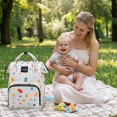 Sac a langer bebe blanc maman bébé rit au parc