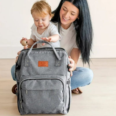 sac a langer gris pale maman assise avec bebe