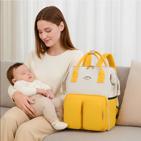 Sac a langer jaune maman assis cheveux brun