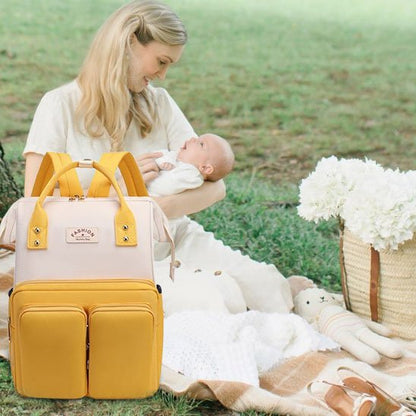 Sac a langer jaune maman assis parc cheveux blond