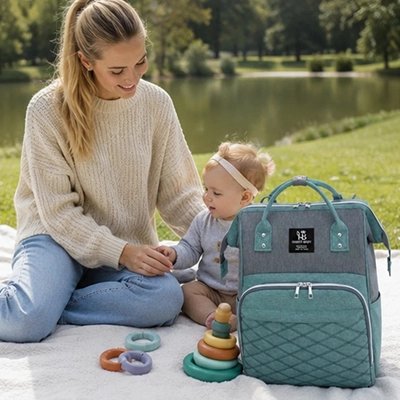 Sac a langer vert maman bébé assis au parc